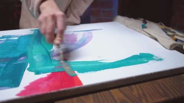Pintura hobby mulher criando arte abstrata — Vídeo de Stock