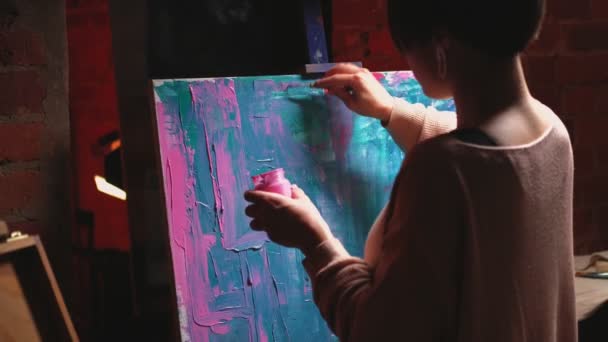 Relaxing painting female artist working studio — Stock Video