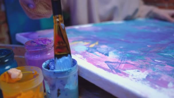 Sanat okulunun yaratıcı işi boyayı karıştırmak. — Stok video