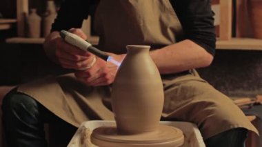 Seramik sanat çömlekçiliği hobisi, kil vazoyu parlatan adam.