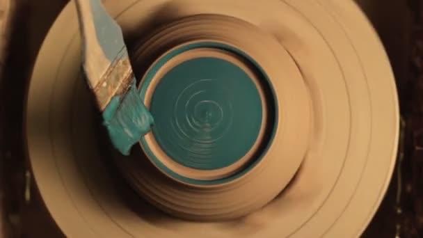 Artesanal escova de cerâmica pintura argila tigela roda — Vídeo de Stock