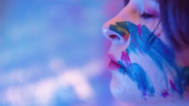 Umělecká terapie mírumilovná žena malovat tvář daydreaming — Stock video