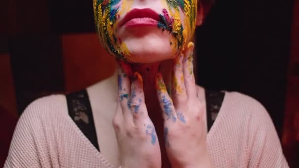 Locura creativa mujer loca pintura cara — Vídeo de stock