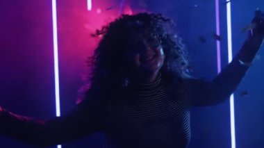 Neon ışıklı portre eğlendirici kız konfeti yağmuru