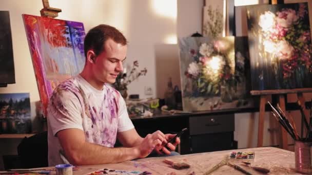 Kunstenaar levensstijl online inspiratie man smartphone — Stockvideo