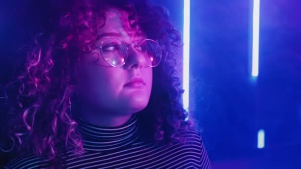 Colorido luz rosto menina encaracolado cabelo azul rosa neblina — Vídeo de Stock