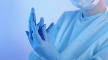 Grip tedavisi eldiven giyen kadın doktor.