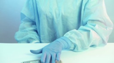 Yasadışı ilaç dağıtan doktor uyuşturucu satıyor.