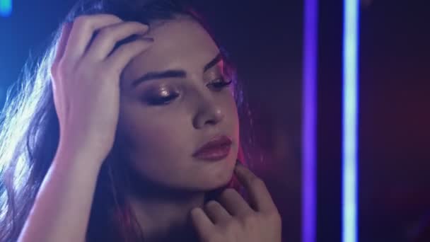 Neon meisje portret tedere vrouw nacht make-up blauw — Stockvideo