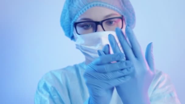 Hygiène médicale femme médecin portant des gants — Video