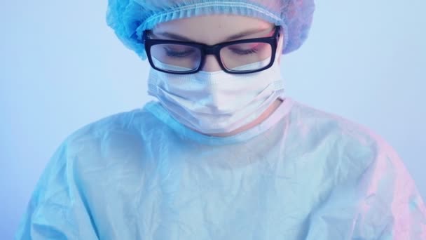 Klinisk behandling kvinnlig kirurg ppe operation — Stockvideo