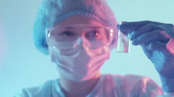 Ontwikkelingstechnicus van het vaccin antigeen testen — Stockvideo