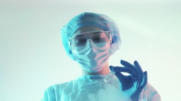 Immünojen sentez teknisyeni ilaçları test ediyor — Stok video