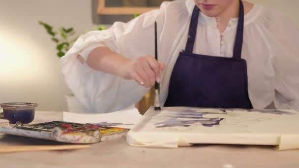 Terapia de arte mulher inspirada gostando de pintura em casa — Vídeo de Stock