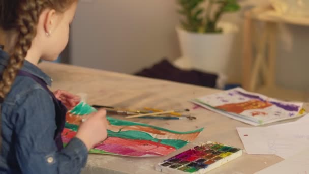 Actividades fuera de la escuela pintura chica hobby — Vídeo de stock