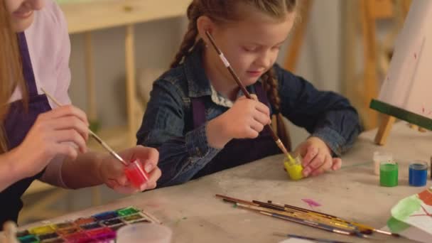 Painting class teacher schoolgirl watercolor — Stock Video