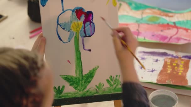 Crianças interesse grupo arte classe menina pintura flor — Vídeo de Stock