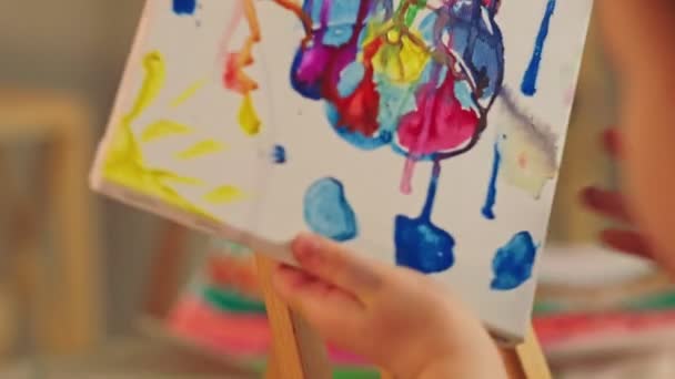 子供たちは才能ある女の子がカラフルな花を描く — ストック動画