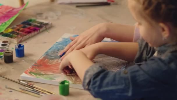Niños creativos niña madre dedo pintura — Vídeo de stock