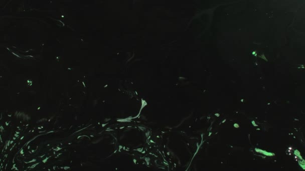 Fluido movimiento superposición negro verde azulado mezcla de tinta — Vídeo de stock