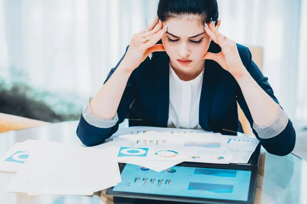 Papelada prazos estressados escritório senhora de negócios — Fotografia de Stock