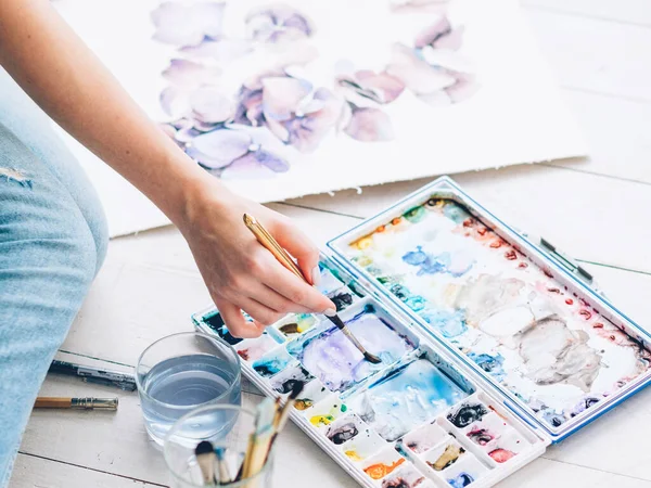 Fine art hobby woman mixing watercolor paint — Stock Photo, Image