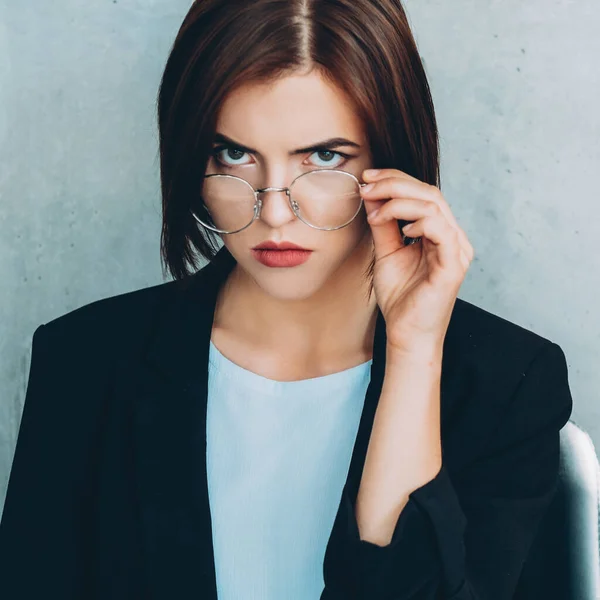 Kobieta lider sceptyczny biznes kobieta okulary — Zdjęcie stockowe