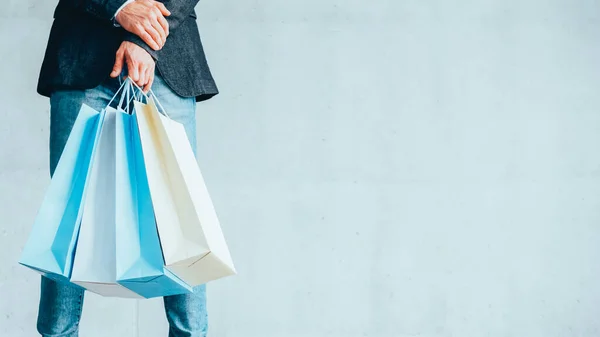 Shopaholic életmód szezon kedvezmény eladó férfi táskák — Stock Fotó