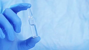 Virüs tedavi uzmanı. Mavi eldiven ampulü.