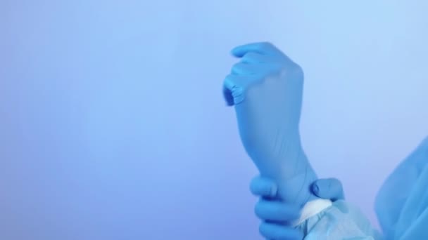 Covid-19 női orvos kezek latex kesztyű — Stock videók