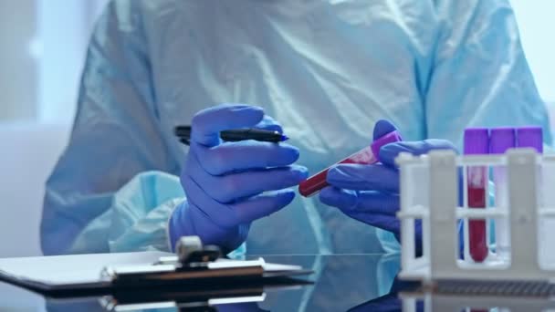 Sars epidemische laboratoriumtest arts bloedmonsters — Stockvideo