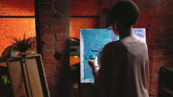 Művész életmód tehetséges nő élvezi festészet — Stock videók