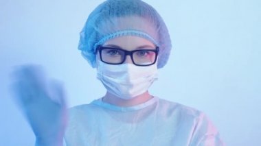 Doktor portresi. Kadın doktor el sallıyor.