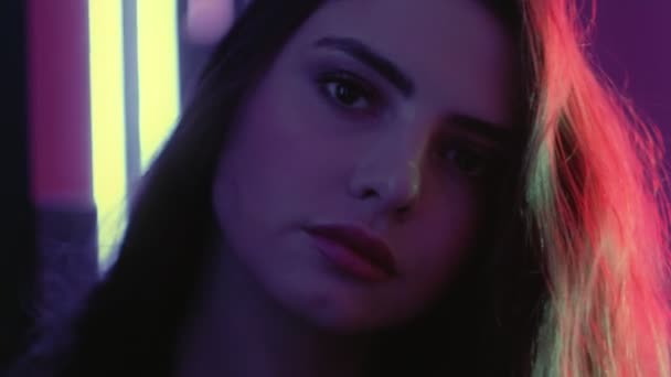 Портрет неонової дівчини ніжної жінки обличчя фіолетового сяйва — стокове відео