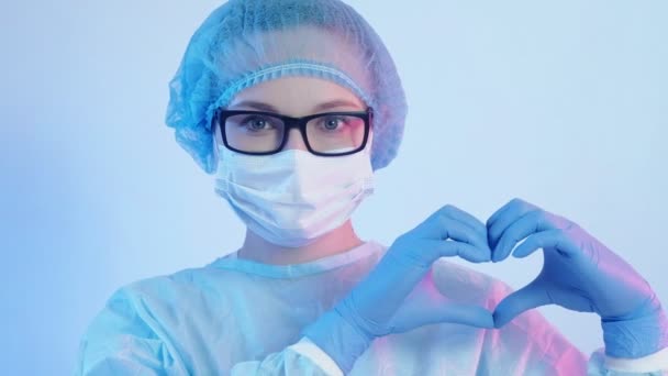 Kardiolog portret kobieta chirurg ręka serce — Wideo stockowe