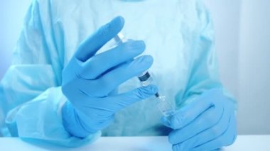 Aşı enjeksiyonu. Doktor şırınga ampulünü verdi.