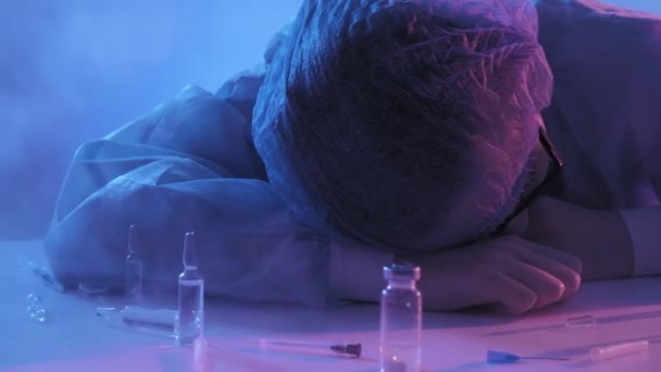 Химическая интоксикация Фармацевтическая лаборатория в обмороке — стоковое видео