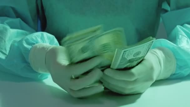 Dure gezondheid onderhoud chirurg handen geld — Stockvideo