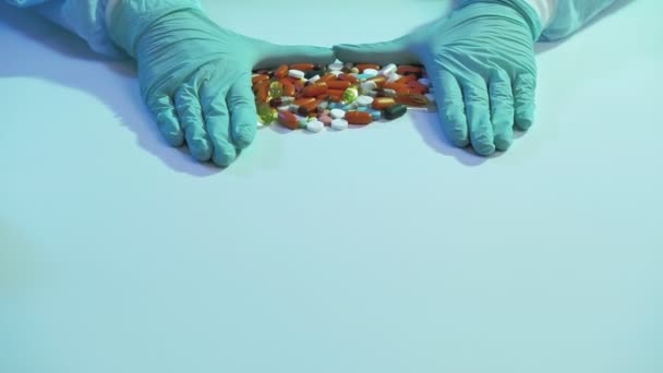Coronavirus betegség gyógyszer adagolás orvos tabletta halom — Stock videók