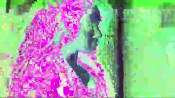 Glitch-Effekt verzerrte digitales Signalrauschen Frau — Stockvideo