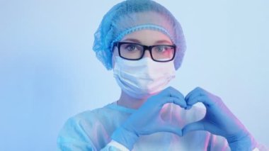 Doktor portresi. Kadın doktor. El kalbi.