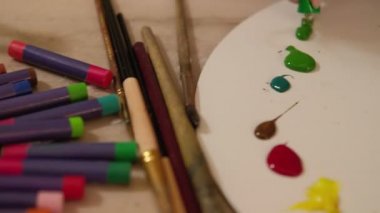 sanatçı iş yeri renk paleti el akrilik boya