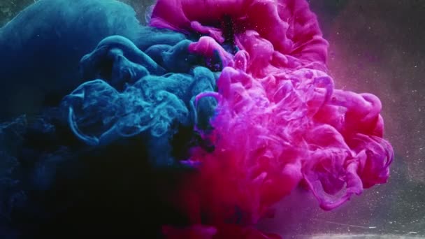 彩色云彩覆盖粉红蓝色颜料混合物 — 图库视频影像