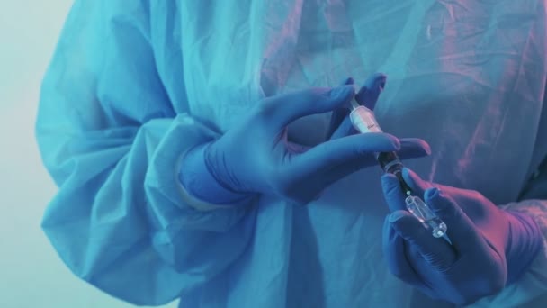 Инфекционные заболевания женщина врач заполнения шприц — стоковое видео