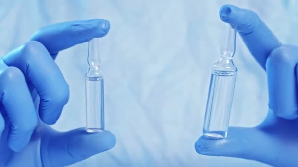 Leki antybiotykowe lekarz wręcza dwie ampułki — Wideo stockowe