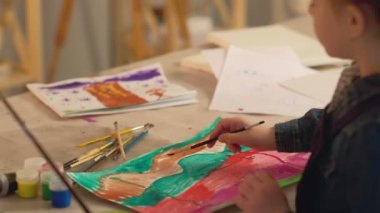 çocuk ressam kız soyut suluboya yapıyor