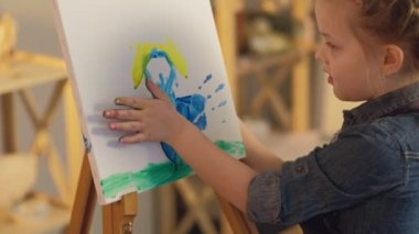 Çocuklar sanat hobisi. İlham verici el resimleri yapan kızlar.