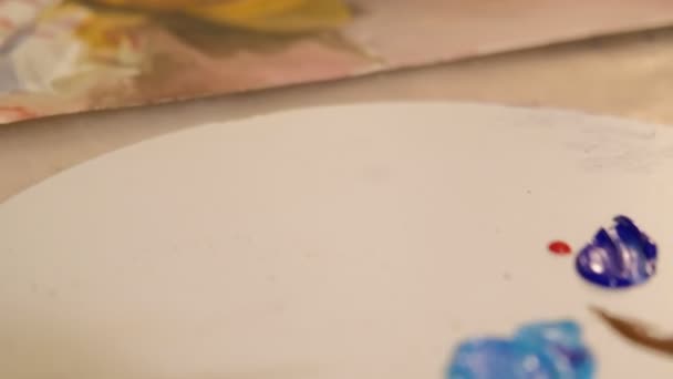 Художник на рабочем месте чистит натюрморт акриловой краской — стоковое видео