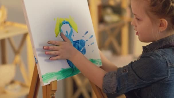 Enfants art passe-temps inspiré fille peinture main paumes — Video