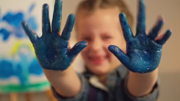 Kunsttherapie amüsiert Mädchen Handflächen Glitzerfarbe — Stockvideo